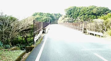 道路を下った所に橋があり、S字カーブになります